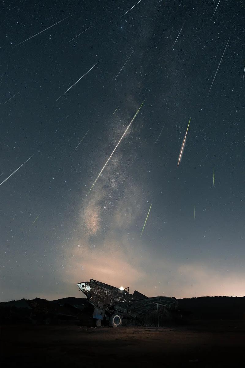 狮子座流星雨第一次爆发是哪一年哪一颗彗星引起的?