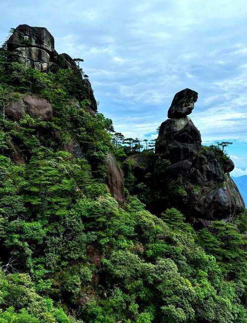 27号三清山天气预报是小雨,请问适合爬山吗?